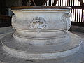 Brunnen, vermutlich aus hartem Kaiserstein gefertigt