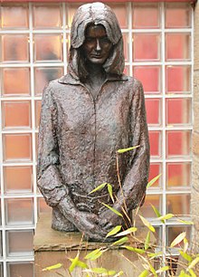 Statue of Maggie Jencks at Maggie's Centre in Edinburgh