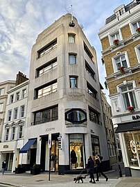 Vertical mouldings – Greybrook House (Brook Street no. 28) in London, by Sir John Burnet & Partners (1928–29)[120]