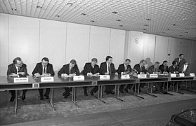 Unterzeichnung des ersten Rundfunkstaatsvertrages durch die Regierungschefs der Bundesländer im Bundesrat am 3. April 1987