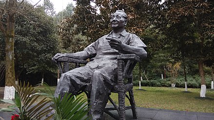 Deng Xiaoping, (sitzend) im Park zu seinen Ehren am Geburtsort
