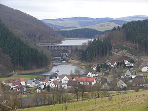 Diemeltalsperre: Staumauer mit Stausee, Ausgleichsweiher und Kraftwerk; vorne das Dorf Helminghausen, links der Eisenberg