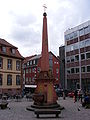 Obelisk vor der Stadtpfarrkirche St. Blasius