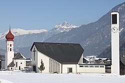 Alte und Neue Pfarrkirche Vandans stehen dicht beieinander. Ansicht im Winter 2013