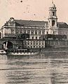 Das Schiffahrtsgebäude (Bildmitte, noch mit Doppelfenster in der Mittelachse) vorm Sächsischen Ständehaus, 1903.