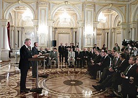 Inside. President Kuchma talks with United States President Clinton. June 5, 2000.