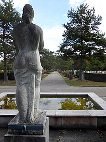 Carl Gutknecht (1878–1970) Bildhauer, Frauenfigur von 1956 auf dem Friedhof am Hörnli