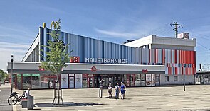 Empfangsgebäude vom Bahnhofsvorplatz (2020)