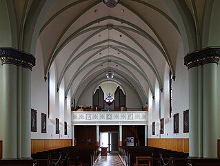 Innenraum mit Blick auf die Orgel