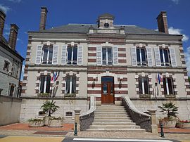 The town hall of Douchy-Montcorbon