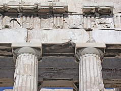 Bâtiment antique : haut des colonnes ; entablement avec métopes