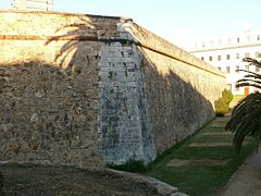 Union of two curtain walls at the eastern end of the bastion