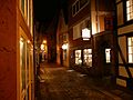 Mittelalterlich anmutende Straße in der Nacht