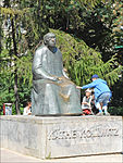 Das Denkmal für Käthe Kollwitz von Gustav Seitz bildet seit seiner Aufstellung 1961 das Zentrum des Berliner Kollwitzplatzes.