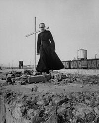 Priester Alfonso Hurtado Galvis am Ort der Tragödie (1956)