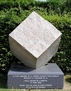 Denkmal für den Pflasterstein vorm Velodrom von Roubaix