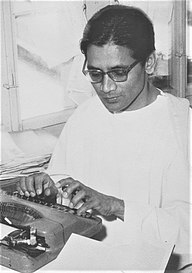 Swami Omkarananda schreibt auf einer Schreibmaschine im Jahr 1968