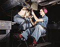 Zwei Monteurinnen bei Douglas 1942, die vordere Frau mit Victory Rolls („Siegerrollen“, Sieger-Haarlocken)