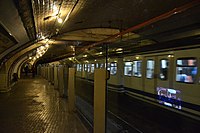 Zum Museum umgebaute ehemaliger Bahnhof Chamberí in Madrid; die Strecke wird weiterhin im Regelbetrieb befahren