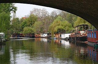Hausboote auf dem Flutgraben des Landwehrkanals an der Kanal-Unterschleuse im Großen Tiergarten