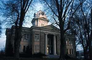 Franklin County Courthouse (2006). Das Courthouse entstand 1906 im Stile des Neoklassizismus. Seit September 1980 ist es im NRHP eingetragen.[1]