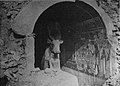 Allerheiligstes der Hathorkapelle bei Entdeckung durch Édouard Naville 1906 mit der Hathorkuh als Kultbild