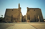 1. Pylon des Tempels von Luxor mit Obelisk