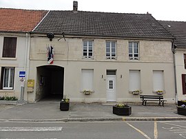 The town hall and school of Parfondru