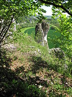 Bild 6: In den Fels gearbeitete Fläche auf dem östlichen Felsvorsprung. Vermuteter Standort eines Gebäudes