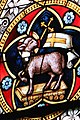 Symbolisch unvollendet renoviertes Lamm Gottes (am Hals) in einem der Ostfenster