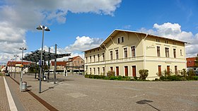 Bahnhof Oschersleben (Bode), im Hintergrund der ZOB (2016)