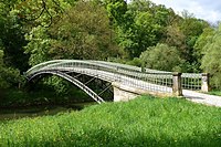 Schlosspark – Bogenbrücke und Große Wiese