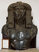 Kopf einer Kolossalstatue Amenemhets III. im Priesterornat mit umgelegtem Pantherfell aus Fayyum
