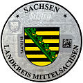 Aktuelle Zulassungs­plakette des Land­kreises Mittelsachsen mit dem sächsischen Landeswappen, rechts mit DataMatrix-Code und Landkreiswappen oben links