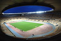 Leeres Olympiastadion Sevilla bei Nacht, Blick von den Zuschauerrängen