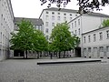 Neugestaltung des Ehrenmals 20. Juli 1944. Ehrenhof der Gedenkstätte Deutscher Widerstand, Bendlerblock, Berlin, Bronze, 1978/79 (Die Bronzefigur stammt von Richard Scheibe.)