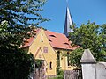 Kirche mit Ausstattung und Kirchhof mit Einfriedung und zwei Toranlagen sowie einigen alten Grabmalen auf dem Kirchhof