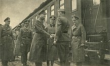 Begleitung von Hitler und Mannerheim vor dem Salonwagen am Flugplatz Immola