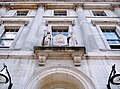 Historischer Eingang mit steinernem College-Wappen (Coat of Arms) des Hauptgebäudes (King's Building) am Strand Campus des King's College London.