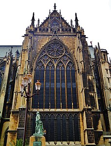 Facade with great window of the south transept