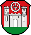 Markt Bürgstadt In Rot auf grünem Boden eine silberne Burg mit offenem Tor in der Zinnenmauer und zwei seitlichen Zinnentürmen; zwischen ihnen schwebend ein sechsspeichiges silbernes Rad.
