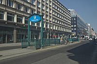 Stadtmitte, Berlin: Zugang in Mittellage der Straße auf einer Verkehrsinsel