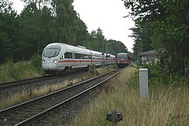 ICE Kopenhagen–Hamburg überholt RB Neustadt–Lübeck im Bahnhof Haffkrug