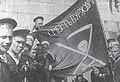 Rote Matrosen, mit dem Flaggenschriftzug „Смерть буржуямъ“ („Tod den Bourgeois“), 1917