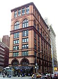 In der „Clinton Hall“ am Astor Place war die New York Mercantile Library untergebracht. Hier stand einst das Astor Opera House, wo 1849 die Astor Place Riot begann.