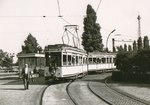 Straßenbahnzug der Linie 75 am Theodor-Heuss-Platz, im Hintergrund steht der Funkturm, 1964