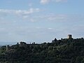 Die Stadtmauern von Monticchiello von Südosten gesehen, rechts der Torre del Cassero