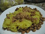 Si htamin – glutinous rice cooked in oil with turmeric and served with boiled peas and crushed salted sesame