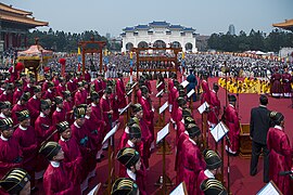 A Yiguandao-organised Confucian ceremony for the worship of gods and Heaven in March 2017. Yiguandao elders are those clad in grey robes.