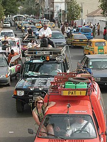 Die in Banjul angekommenen Teilnehmer, die Banjulistas, fahren in Kolonne durch die Straßen Banjuls zum Stadion, in dem die Fahrzeuge aufgestellt werden. Dort werden sie dann begutachtet und für die Versteigerung eingeordnet.